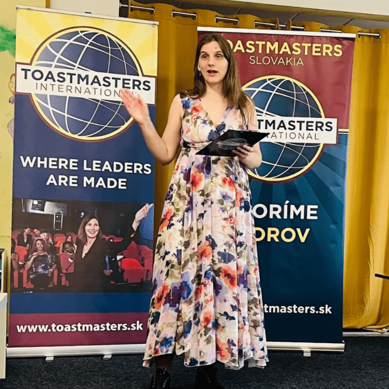 Moderátorka vedie klubové stretnutie rečníckeho klubu Toastmasters
