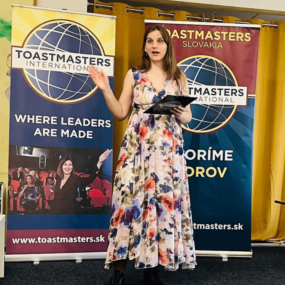 Moderátorka vedie klubové stretnutie rečníckeho klubu Toastmasters