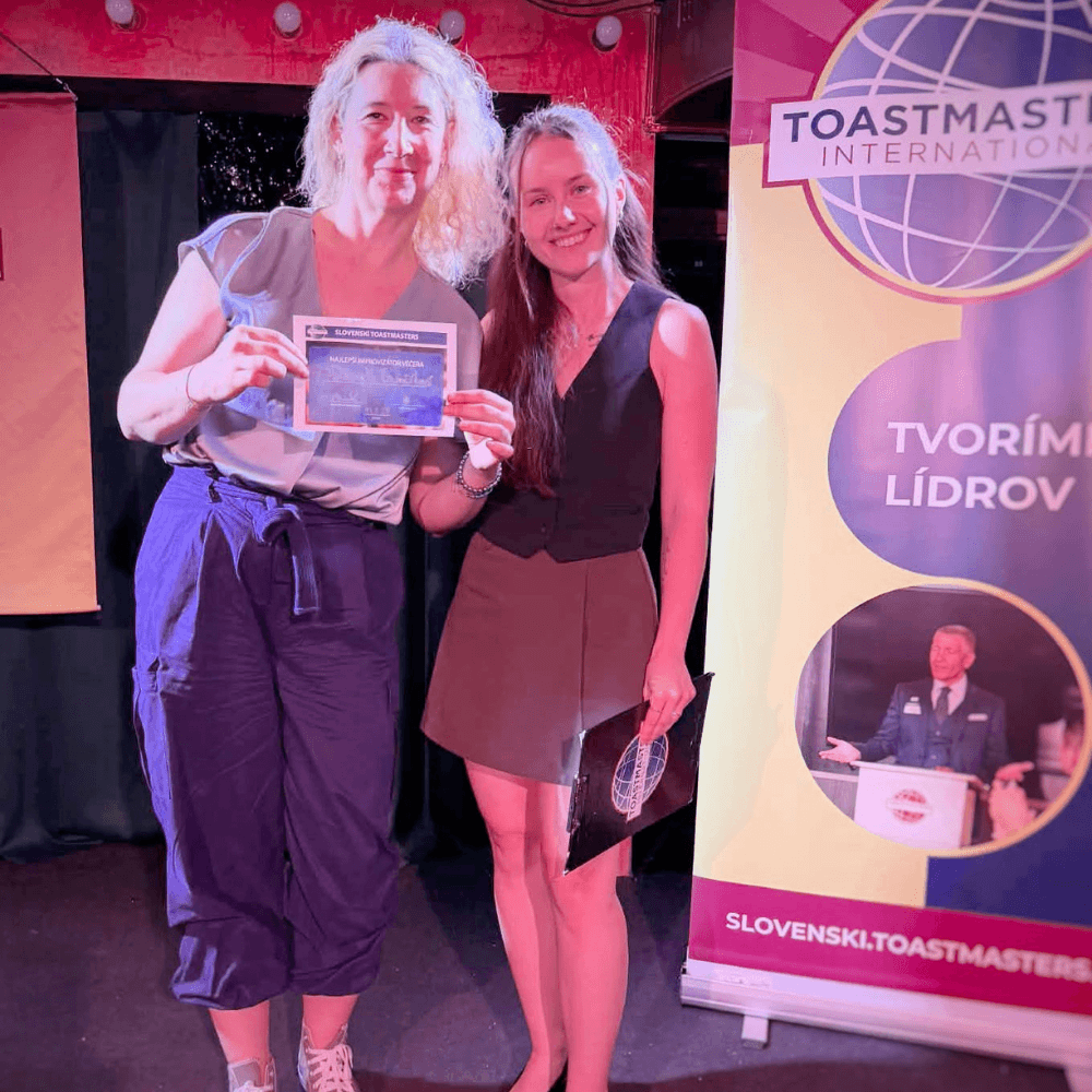 Atmosféra klubového stretnutia Toastmasters na Slovensku