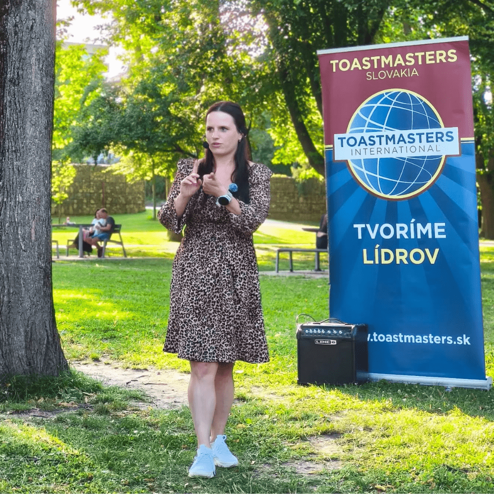 Rečníčka Toastmasters prezentuje pred publikom na vonkajšej akcii