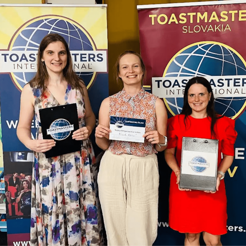 Členky Toastmasters s oceneniami po klubovom stretnutí