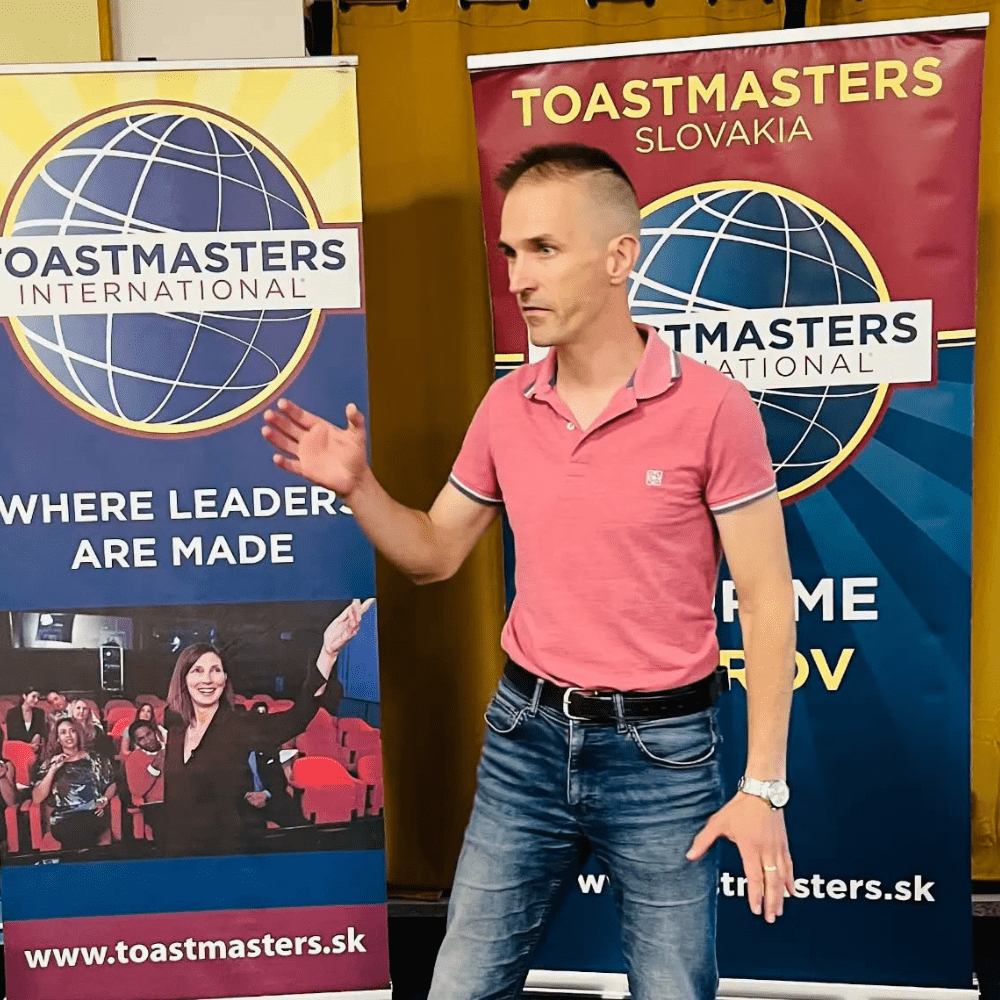 Člen Toastmasters počas prejavu na klubovom stretnutí
