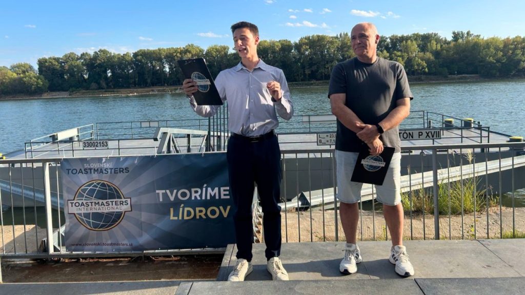 Moderátorské duo vedie klubové stretnutie Toastmasters