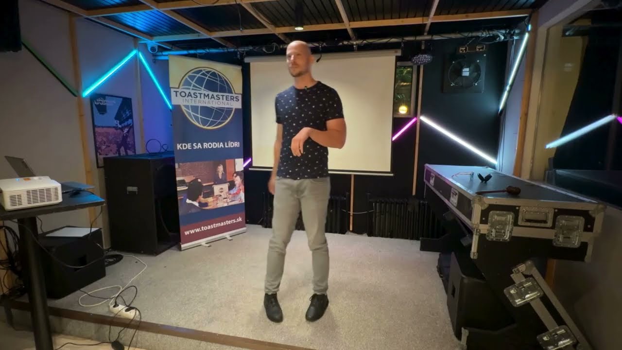 Ján Zrebný počas prejavu „Aj mentor je len človek“ na stretnutí Toastmasters Slovensko
