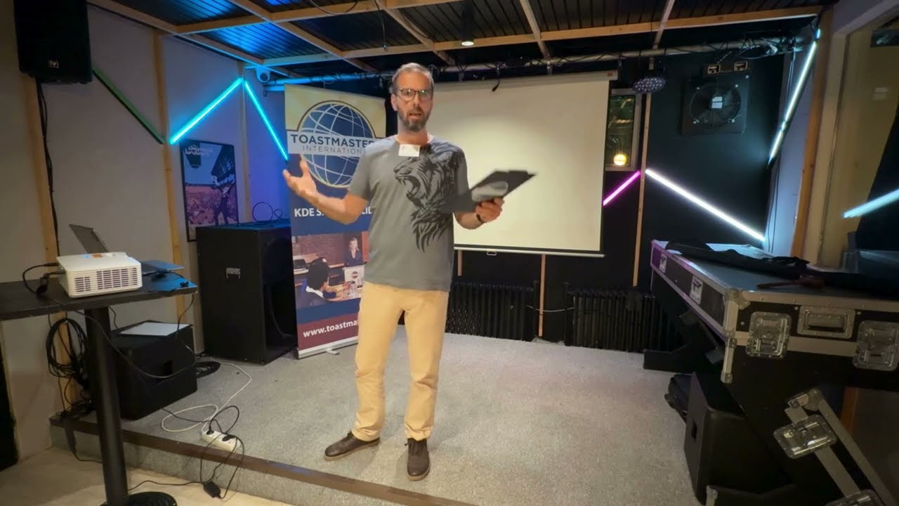 Marek Dzurilla predvádza hodnotenie reči na stretnutí Toastmasters