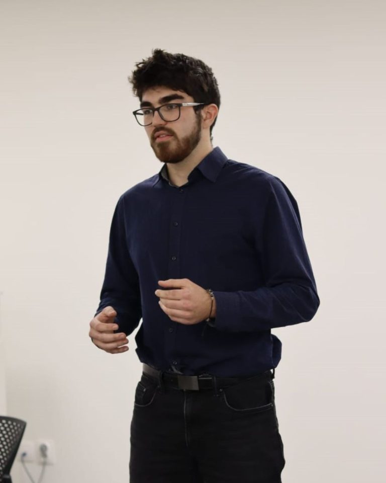 Viktor z klubu Toastmasters Nitra počas reči na klubovom stretnutí – z introverta, ktorý sa strápnil na prvej improvizácii, sa stal pohotový rečník