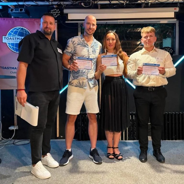 Víťazi večera s diplomami za najlepší prejav a najlepšiu improvizáciu na stretnutí Toastmasters Slovensko